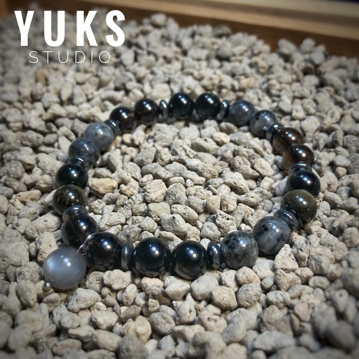 Yuksstudio's tweet photo. Golden obsidian , Smoky quartz , Larvikite and Grey Moonstone bracelet made by Yuks . 🦉
#gemstones #larvikite #quartz #bracelet https://t.co/H0N85gR5cs