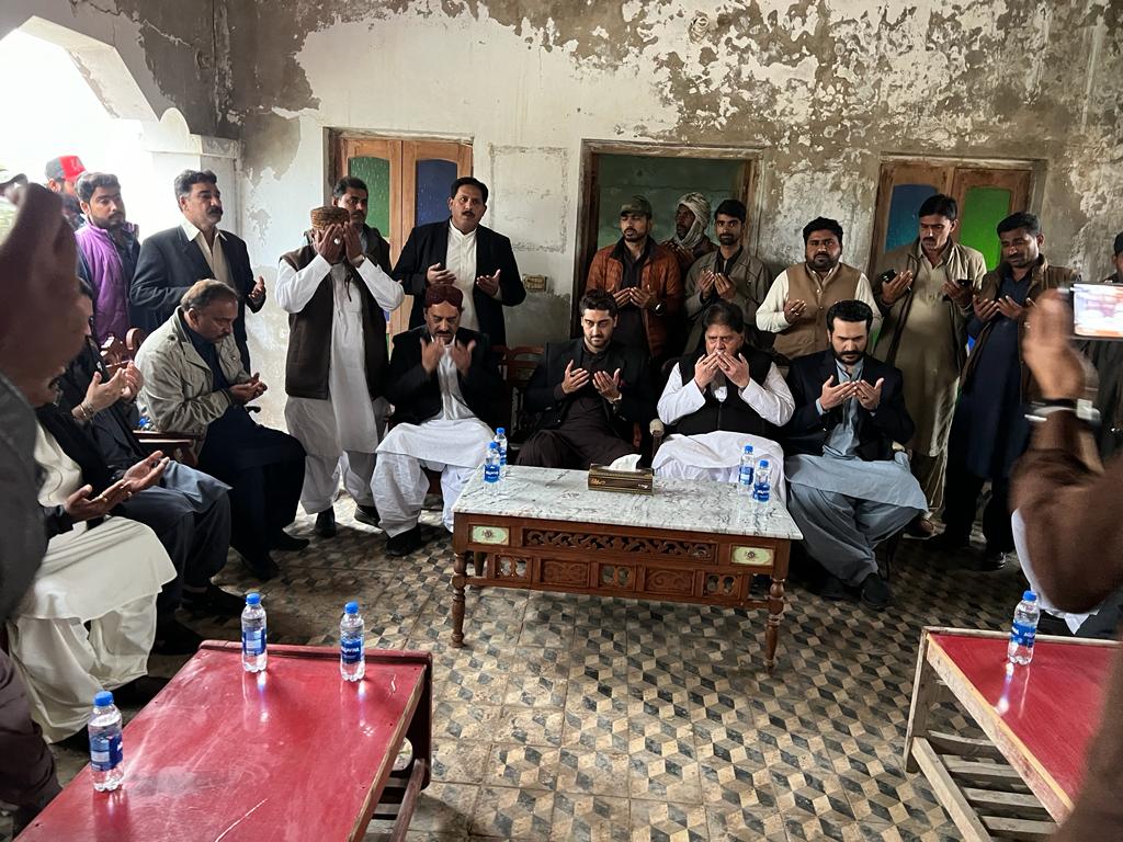 Aadilkhantunio1's tweet photo. 03-02-2024 Khairpur joso. 

Rais Sarfaraz isran .Ghulam Muhammad Isran General Secretary #PPP District KSK and Jahangir Khan Isran Condolence with Ex MPA nawabzada @GhanwerIsran sb on sad demise of his Father.
@BBhuttoZardari @FaryalTalpurPk https://t.co/IuvIKnlIbJ