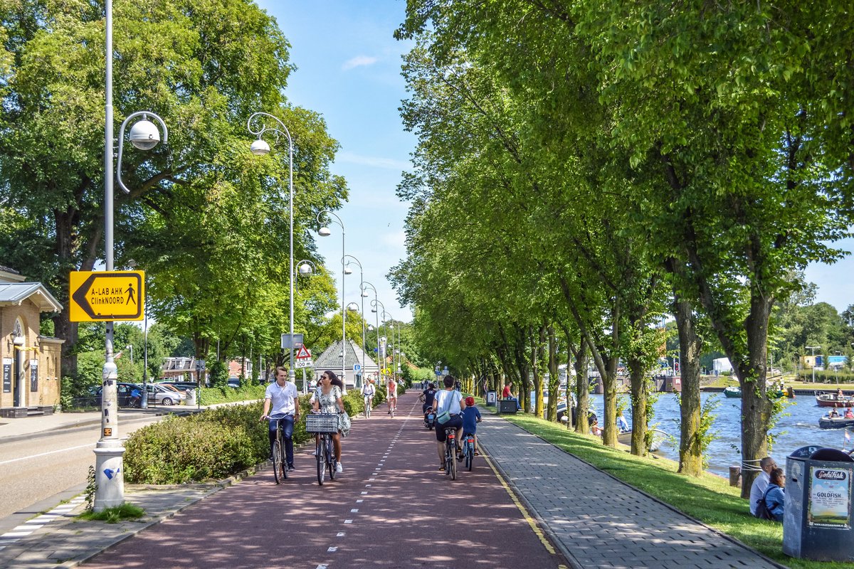 Cycling improves the quality of public space.

🚲 It doesn’t take up much space.
🌳 This allows for more space for green areas.
👂 Cycling is silent and helps to reduce traffic noise.