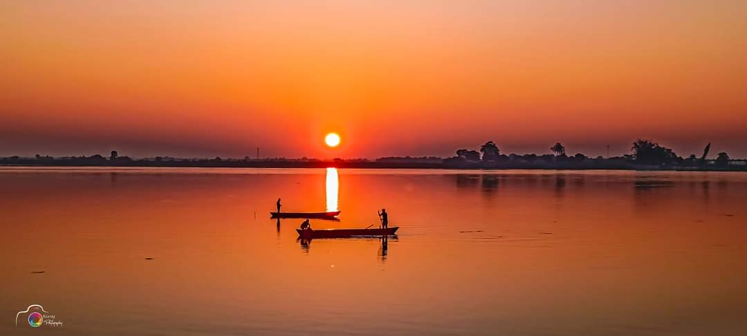भाग्यमानीहरू कोहि साथी बन्छन्, कोहि एक्स बन्छन्, कोहि जीवनसाथी । नत्र त यहाँ कैयन् अभागी सम्बन्धहरू च्याटमा बोल्ने एउटा मान्छे बनेरै सकिन्छन् ।
#खान_साहाब #स्पर्श २०७३/१२/१७