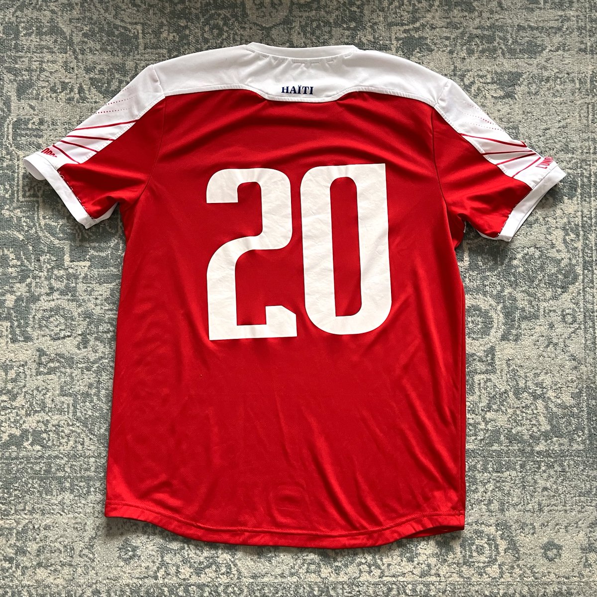 Haiti 🇭🇹 Match shirt worn by/issued for @mhfootballclub striker @Frantzdypierrot. Probably from a game in 2018. A simple design by Saeta, featuring the typical thick 'plush' crest. More: worldshirts.net/post/haiti-2