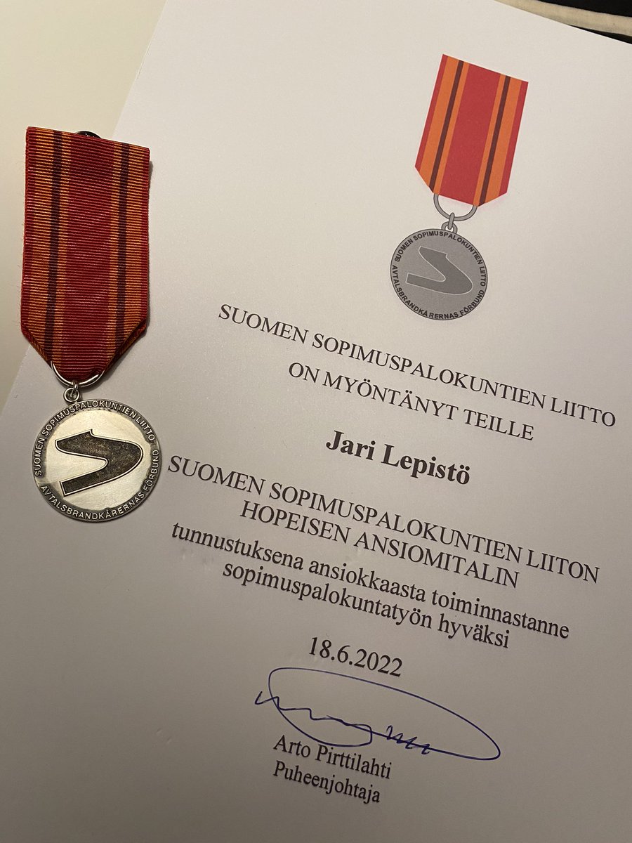 Olipas melkoinen työpäivän lopetus @SSPL_ry tilaisuudessa. Yllätettiin ”housut kintuissa”. Koen työn sopimuspalokuntien hyväksi merkitykselliseksi ja arvostan saamaani huomionosoitusta. Kiitos! Yhteistyö jatkuu. #pelastustoimi #sopimuspalokunnat