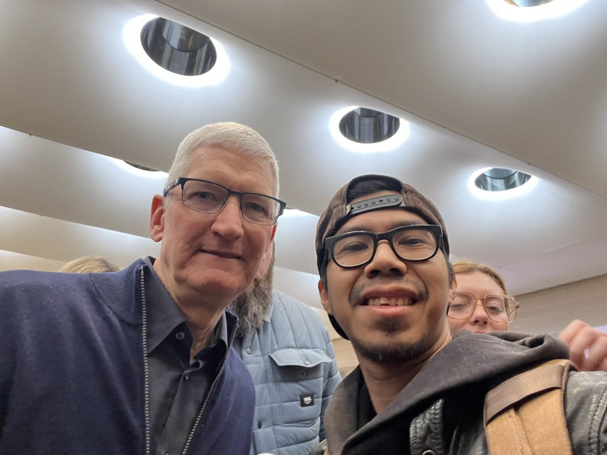 mikeangelo7's tweet photo. Meeting one of my biggest heroes, the CEO of , Tim Cook at the  Vision Pro launch event. Tim fights for equality and is at the head of the company that makes insanely great products that change our world with innovation for the heart and incredible design. @tim_cook @Apple https://t.co/mhormFWO8h