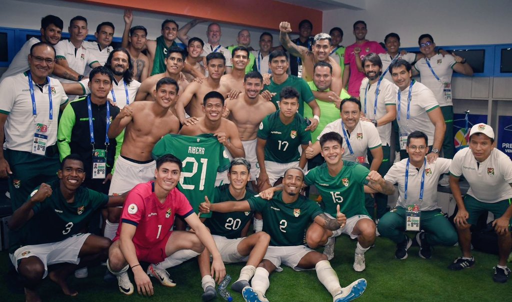 PFAleFoglia's tweet photo. SUDAMERICANO SUB23 (VENEZUELA 2024) 
Edificando, construyendo, Creciendo: TRABAJANDO 🇧🇴⚽
#BOLIVIACRECE https://t.co/rSBqVEb3nZ