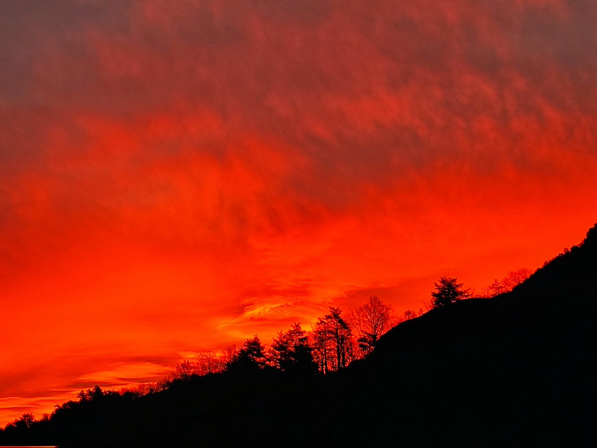 Alba  infuocata dalla finestra di casa