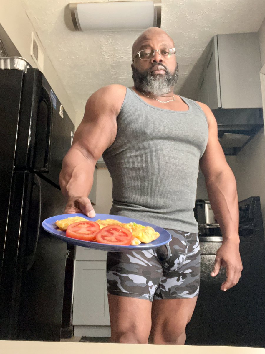 Sony12Play's tweet photo. This isn’t the prettiest omelette I’ve ever made but nonetheless I’m about to slap it up, flip it and rub it down! 😎 #nomnom 🤤 #foodporn 🍳😋 #domebaby 😈 https://t.co/64y13vq9Rp