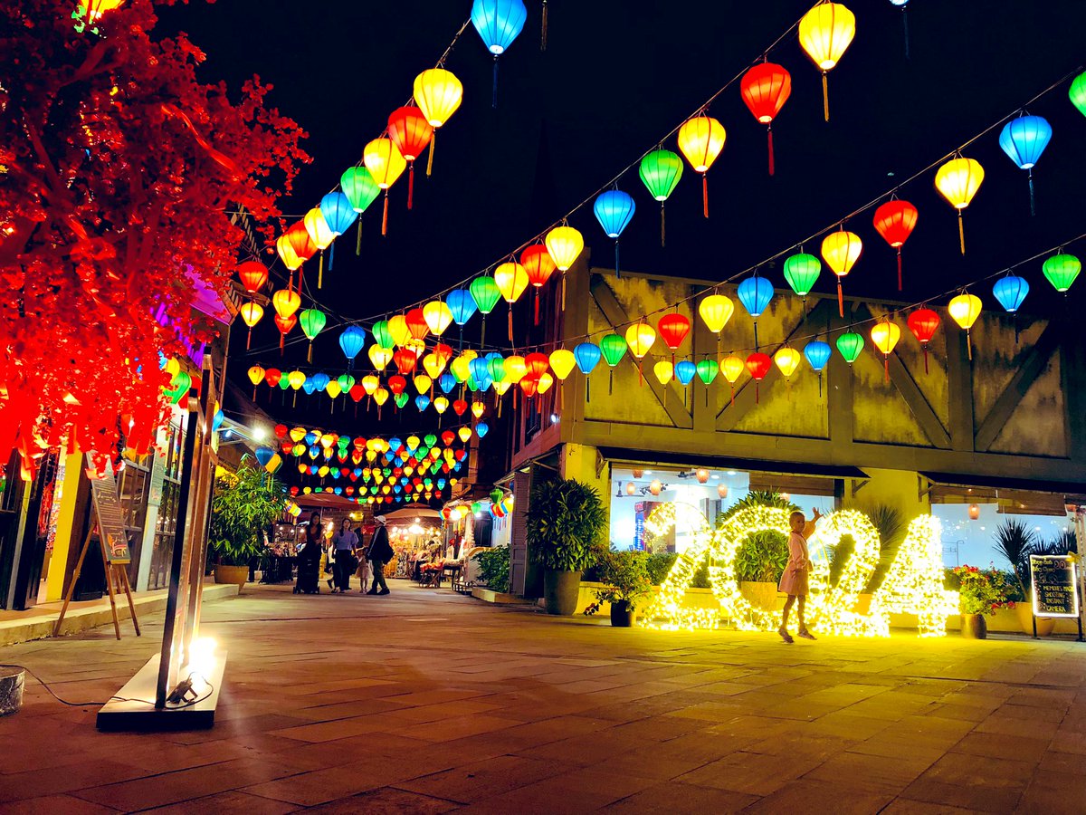 neko11225's tweet photo. 2/2📝
『ホイアンメモリーズ』っていう野外舞台観に行った🏮
世界レベルの広さのステージとキャストの多さには圧感だったぁ😳
舞台も神秘的な表現方が多くて感動…
本番のステージは撮影禁止だったから写真ないけど、歩いてたら何個もミニステージがあってそれも素敵💓
大満足過ぎた、また行きたい😭🫶🏻 https://t.co/er1LqMBzKz