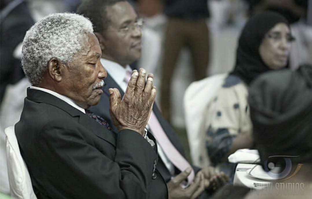 Mzee Ally Hassan Mwinyi Baba wa <a href="/DrHmwinyi/">Dr Hussein Ali Mwinyi</a> alizaliwa Tarehe 08/05 Tarehe na Mwezi kama niliozaliwa mimi. Namuombea kwa Mola apone ili nipane nasaha zake🙏