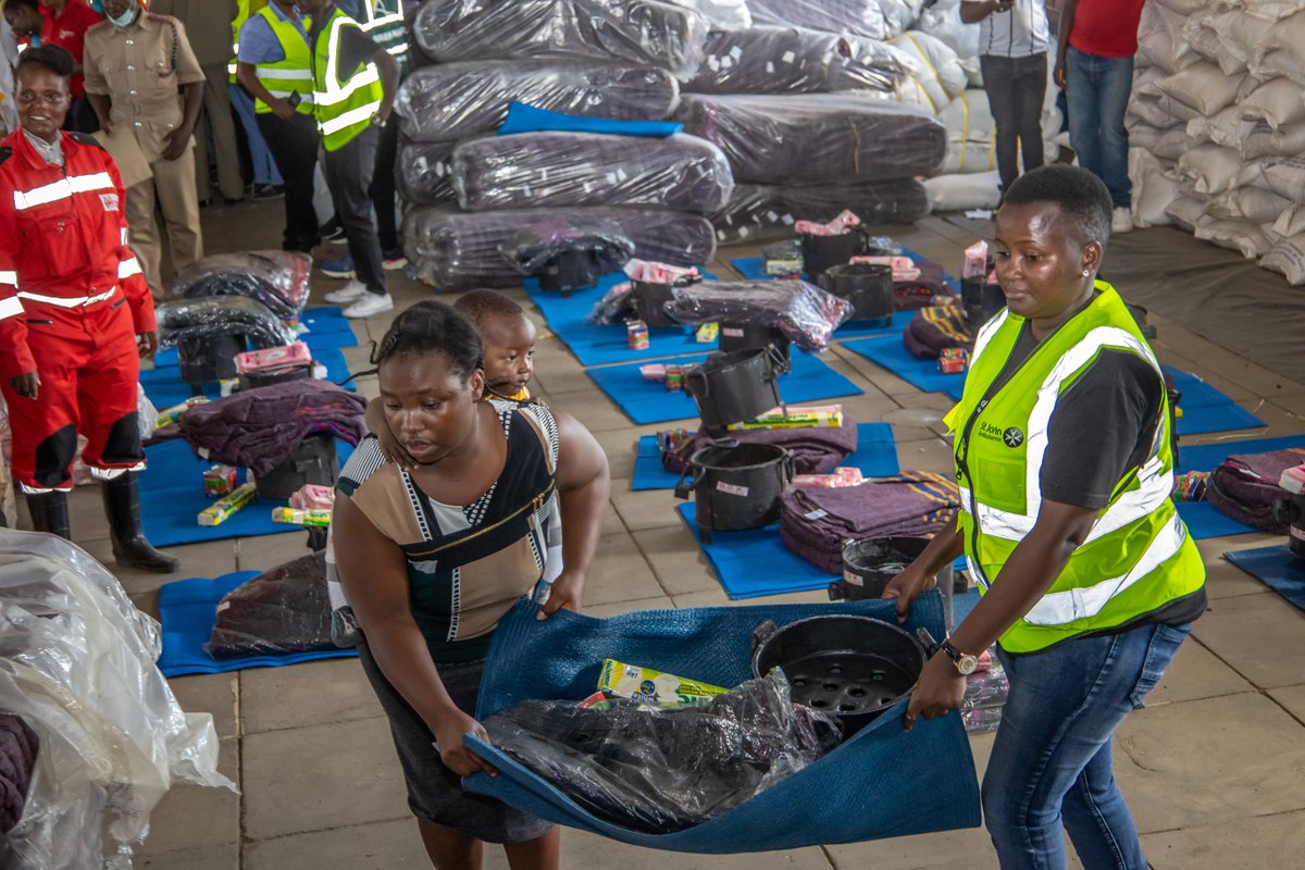 StJohnKenya's tweet photo. Day two after the Embakasi gas fire tragedy, St John Ambulance volunteers joined hands with other agencies to distribute relief food and non-food items to victims who survived the night fire ordeal at Mradi area, near Embakasi village. #EmbakasiExplosion https://t.co/5mbntS4gFg