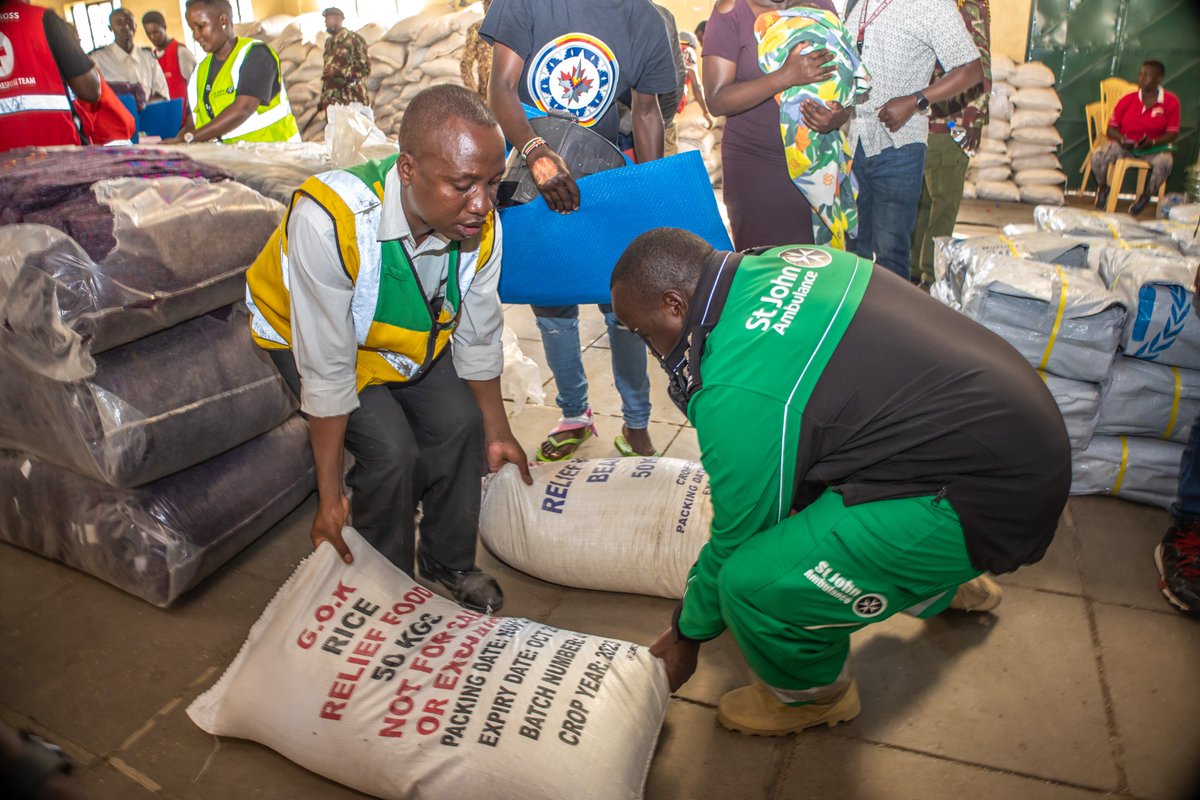StJohnKenya's tweet photo. Day two after the Embakasi gas fire tragedy, St John Ambulance volunteers joined hands with other agencies to distribute relief food and non-food items to victims who survived the night fire ordeal at Mradi area, near Embakasi village. #EmbakasiExplosion https://t.co/5mbntS4gFg