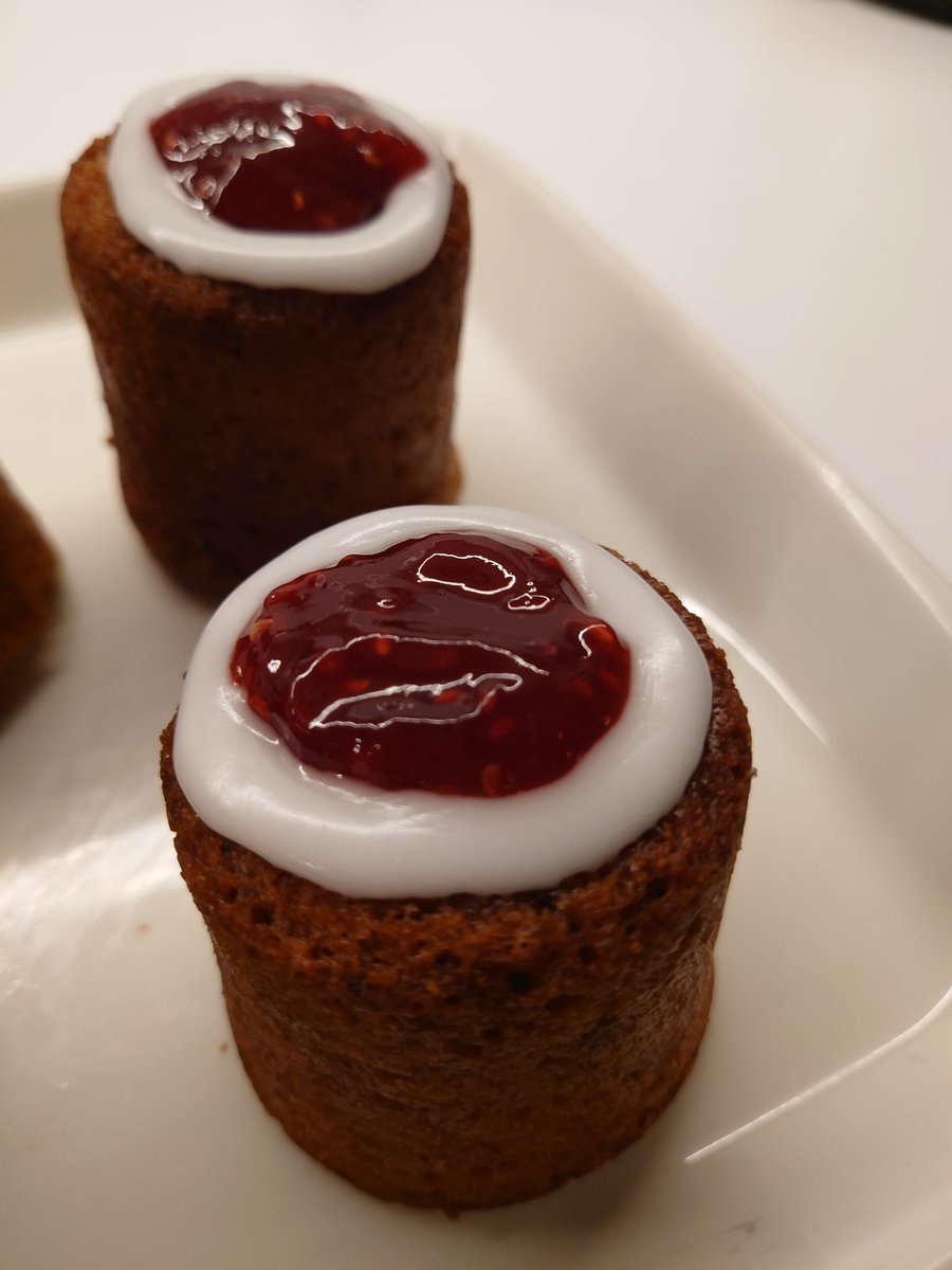 RMatasaho's tweet photo. Väittivät, että en enään ikinä leivo kotona 🤔
Nyt taas se aika vuodesta, että suut napsuu Runebergin tortulle 😛 https://t.co/BkCiDCD52H