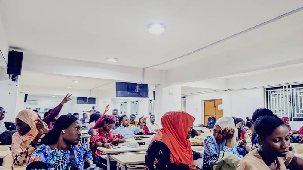 jr_sankoh's tweet photo. I honoured an invitation to inspire #Medical students few days ago on "the Future of #PublicHealth initiatives" at their #meetandgreet #event, organized by @slemsaSL under #SCOPH. Their Contributions to the said topic were assuring for a better #onehealth and healthcare delivery. https://t.co/jnKs2Z6auW