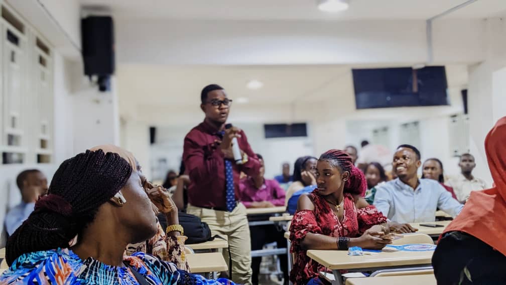 jr_sankoh's tweet photo. I honoured an invitation to inspire #Medical students few days ago on "the Future of #PublicHealth initiatives" at their #meetandgreet #event, organized by @slemsaSL under #SCOPH. Their Contributions to the said topic were assuring for a better #onehealth and healthcare delivery. https://t.co/jnKs2Z6auW