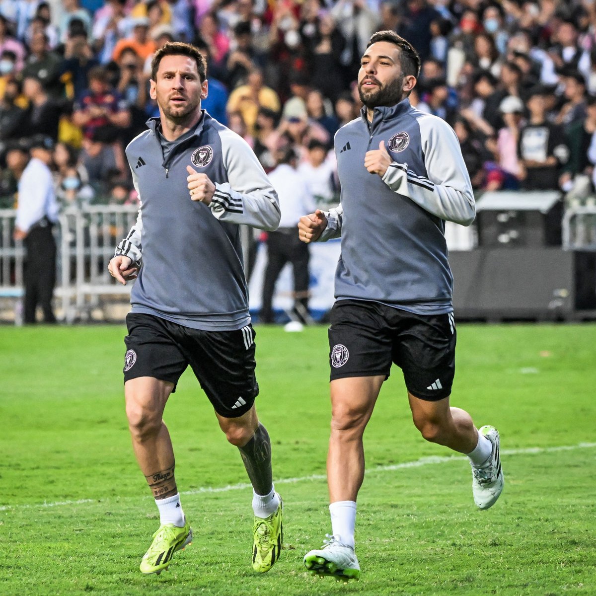 brfootball's tweet photo. 40,000 fans in Hong Kong showed up to watch Messi and Inter Miami train 🤯 https://t.co/RQvsxLAs2g