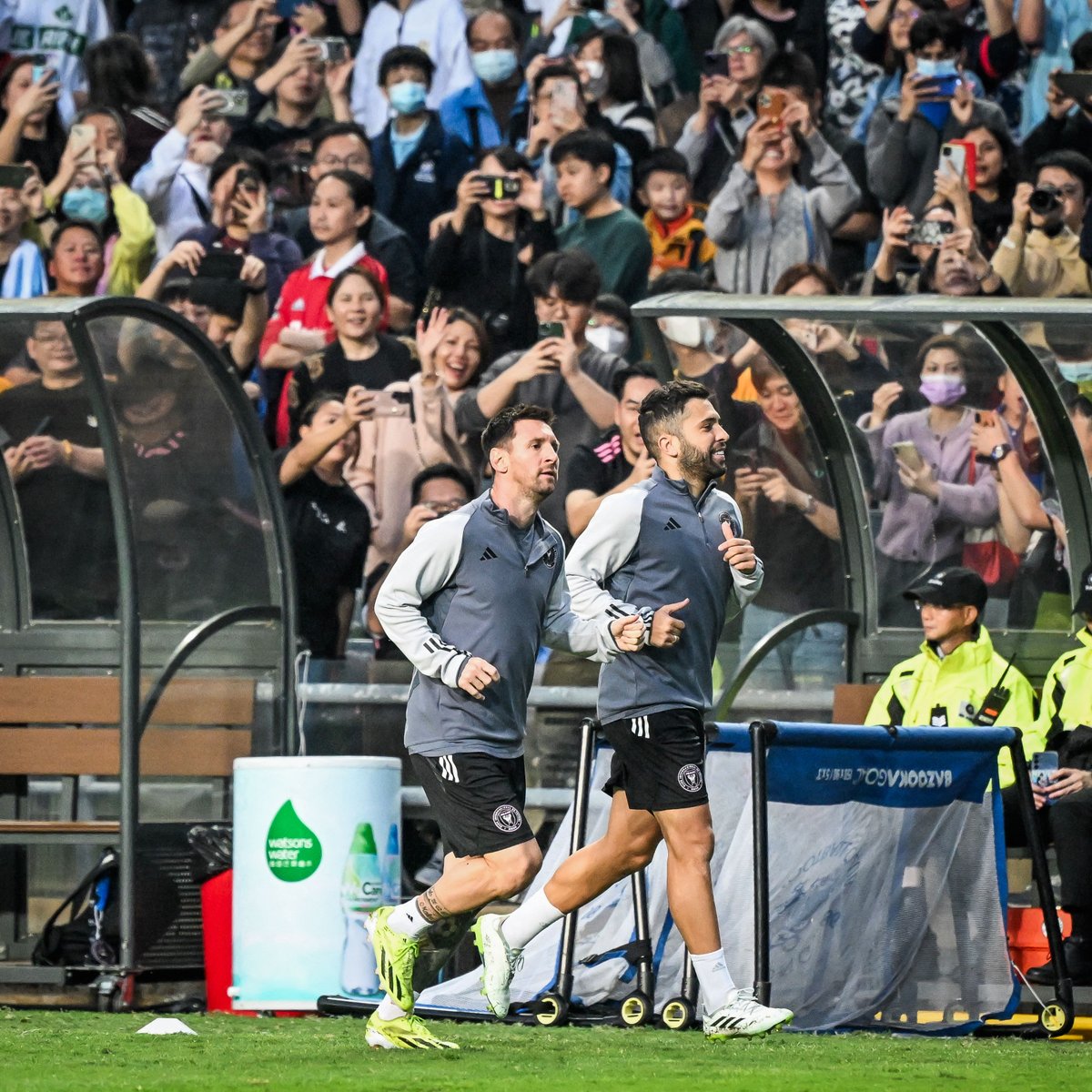 brfootball's tweet photo. 40,000 fans in Hong Kong showed up to watch Messi and Inter Miami train 🤯 https://t.co/RQvsxLAs2g