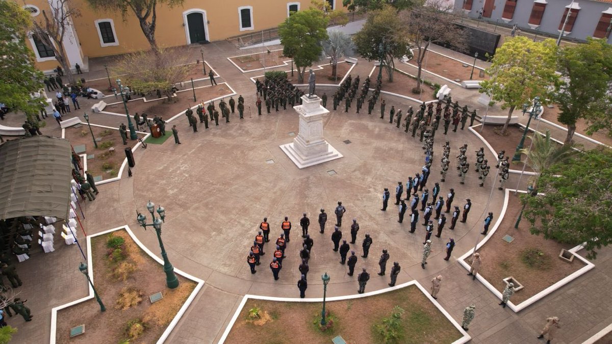 Hoy un día de júbilo, ya que desde Ciudad Bolívar conmemoramos los 229 años del nacimiento de General en Jefe, Gran Mariscal de Ayacucho Antonio José de Sucre, honor a quien honor merece #DeLaManoDelPueblo
 <a href="/NicolasMaduro/">Nicolás Maduro</a>