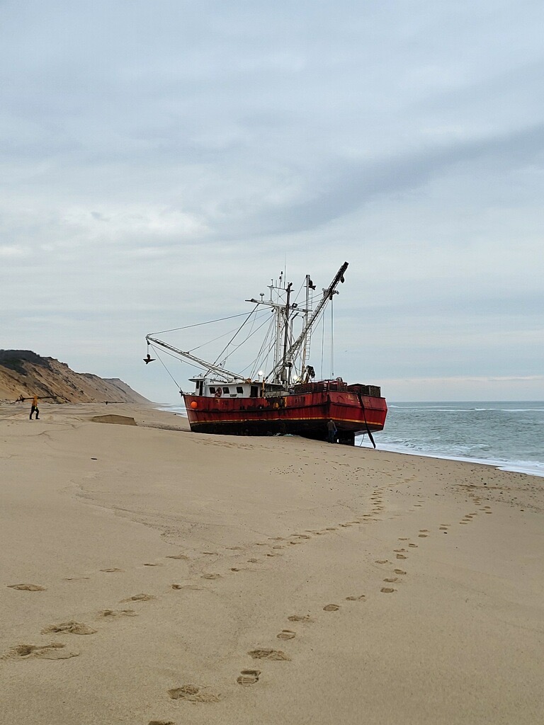 #ICYMI The #USCG responded to a fishing vessel that ran aground, Friday, in Ballston Beach Cape Cod.

At 2:30 a.m., USCG Sector SE New England received notification from the fishing vessel Miss Megan with 3 people onboard. 

No injuries were reported. https://t.co/dvffHtPQzR