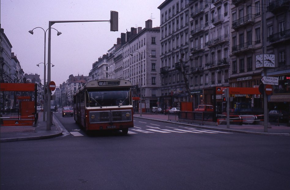 GregoryRambour's tweet photo. #InstantArchives
Le premier réseau de France a exploité les bus articulé est Lyon, avec le fameux Berliet ph180
Photographié en 1978, la ligne A n'est pas encore en service, la ligne 7 vit ses derniers instants avant d'être remplacé par le métro A
➡️https://t.co/h1CpprUcqO https://t.co/mXcZsahxUn
