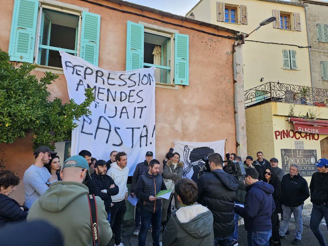 coreinfronte's tweet photo. Action de #CoreInFronte à Centuri au domicile secondaire de Eric Dupond Moretti.
Notre présence est symbolique et politique.
Elle vise à dénoncer les mécanismes répressifs en Corse, qui sont multiples et continus. https://t.co/3AKVWtGSjH