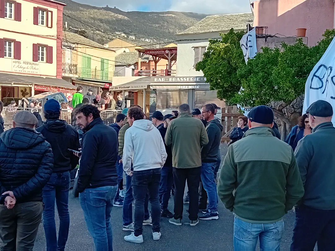 coreinfronte's tweet photo. Action de #CoreInFronte à Centuri au domicile secondaire de Eric Dupond Moretti.
Notre présence est symbolique et politique.
Elle vise à dénoncer les mécanismes répressifs en Corse, qui sont multiples et continus. https://t.co/3AKVWtGSjH