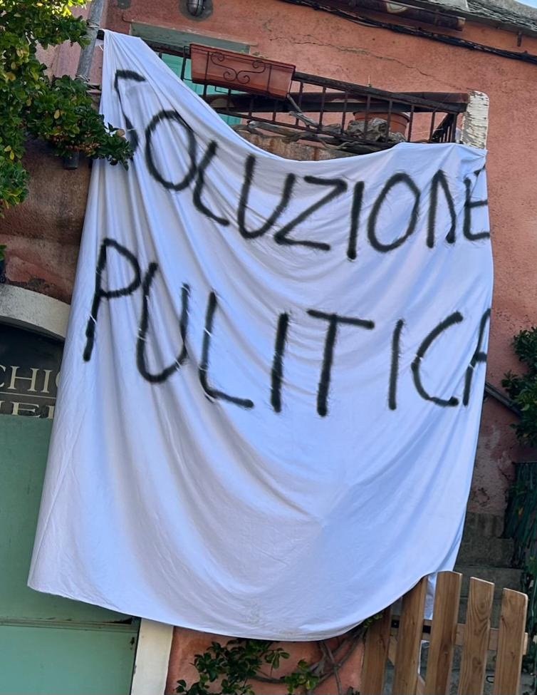 coreinfronte's tweet photo. Action de #CoreInFronte à Centuri au domicile secondaire de Eric Dupond Moretti.
Notre présence est symbolique et politique.
Elle vise à dénoncer les mécanismes répressifs en Corse, qui sont multiples et continus. https://t.co/3AKVWtGSjH