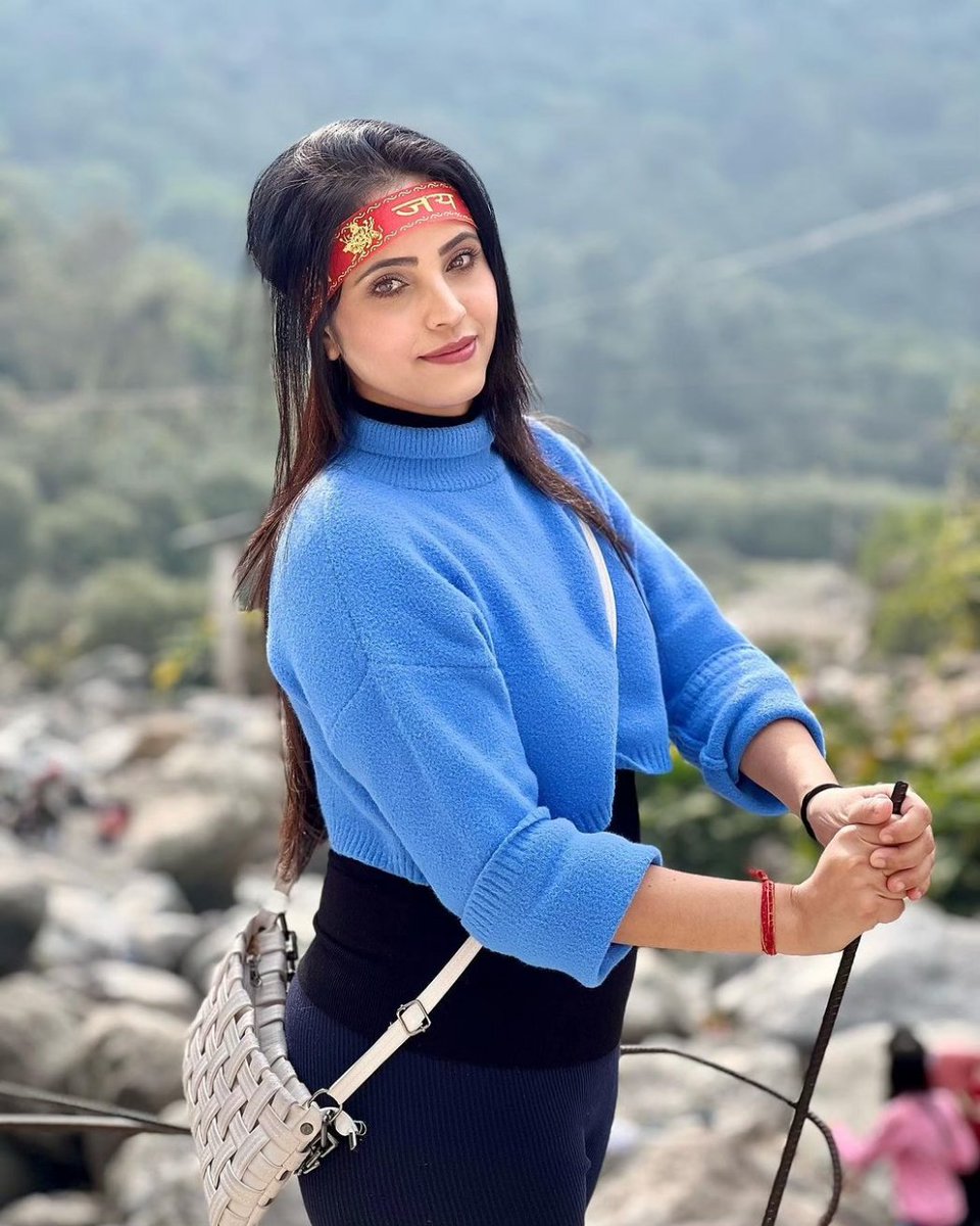 Take time to what makes your soul happy, Actress Anupama Solanki looks radiant at her recent visit to seek blessings from Maa Vaishno Devi ✨
.
.
.
.
#anupamasolanki #traveldairies #VaishnoDevi #talkingbling