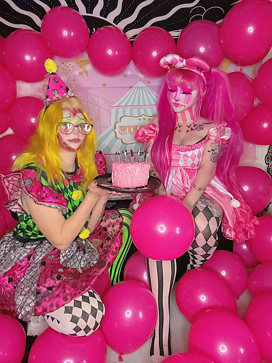 bbyygutz's tweet photo. 24 🎈🎉 (& ill cry if i want to)
#clowngirls #clown #altgirls #pastelgoth #spirithalloween #dollskill #birthday #bdaypost https://t.co/DoQmcn76x4