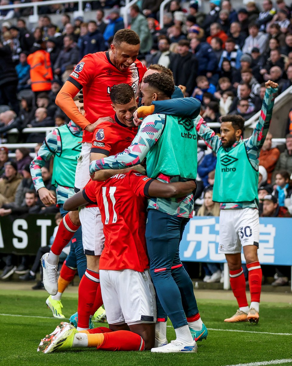 brfootball's tweet image. 7'—Newcastle 1-0 Luton
21'—Newcastle 1-1 Luton
23'—Newcastle 2-1 Luton
40'—Newcastle 2-2 Luton
59'—Newcastle 2-3 Luton
62'—Newcastle 2-4 Luton
67'—Newcastle 3-4 Luton
73'—Newcastle 4-4 Luton
FT—Newcastle 4-4 Luton

WHAT A GAME 😱