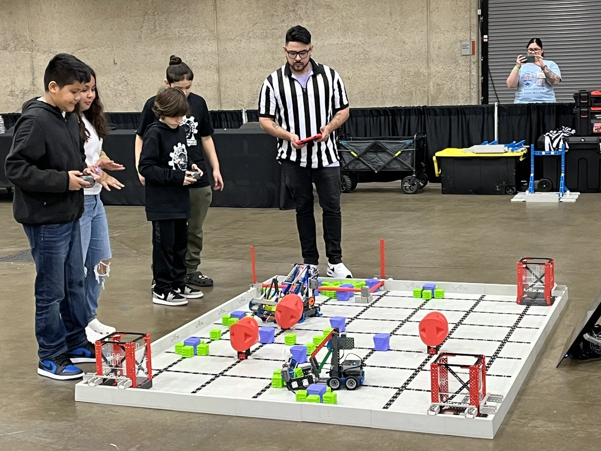 RodriguezTAG_PG's tweet photo. Because being a teacher is not only teach your subject ⭐️ Expose the students to these new experiences is worth it #STEMExpo #Robotics ⭐️ @HybridPrep @carlosrobotics @KarilyCruz @PrincipalLuSal @OTI @Victordemo2324 @HarrisTheTechie @NataliaRzPz https://t.co/5K80EhYg4z