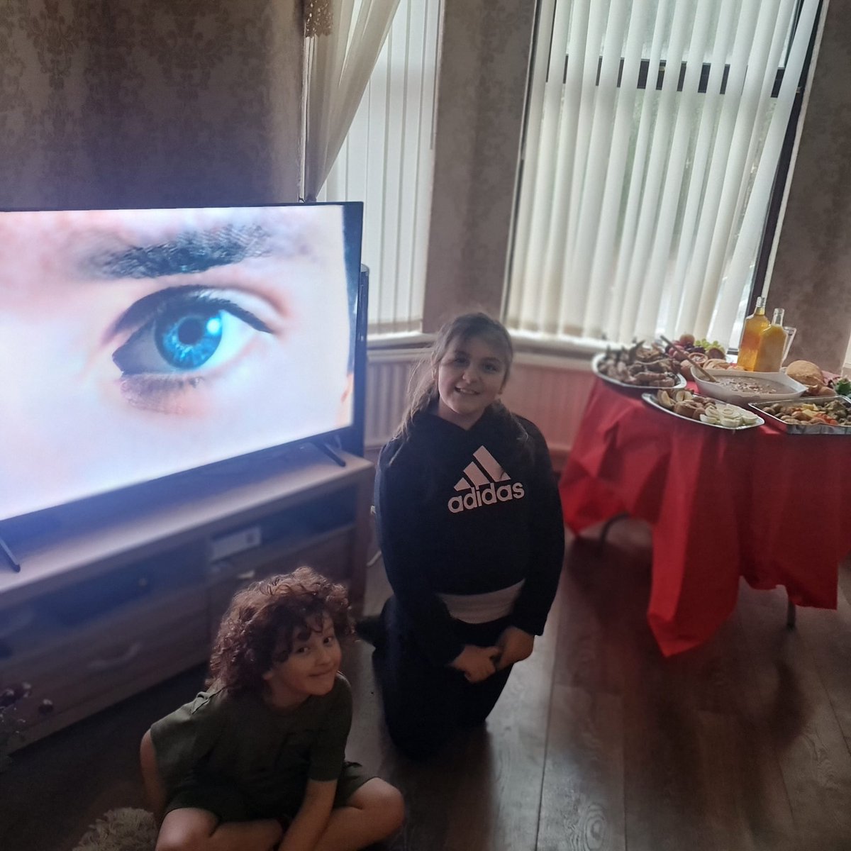 Lorna_baha's tweet photo. A feast fit for a king, as we watch the final episodes of Merlin. #fortheloveofcamelot @BradleyJames @mcgrathplace @RichardWilson62 https://t.co/Gg9pgPxubW