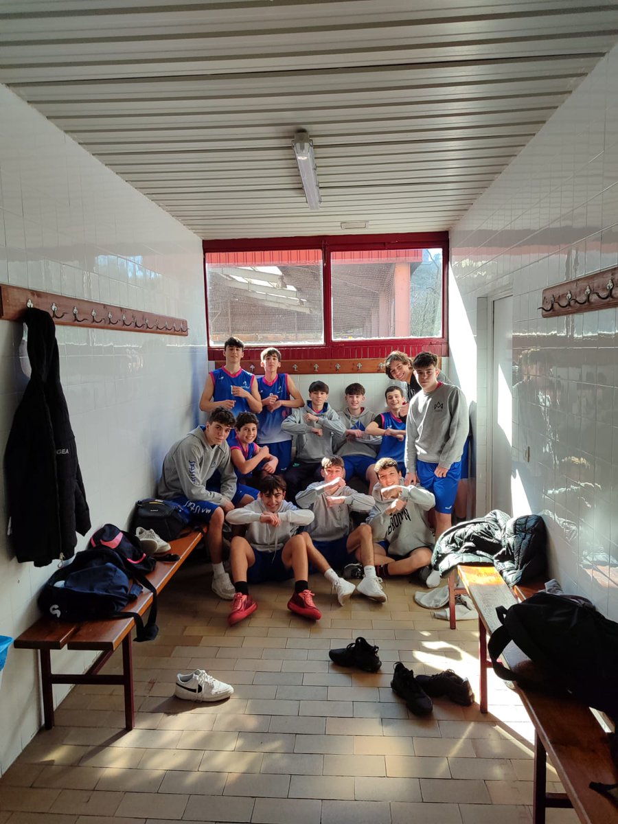 AusevaBasket's tweet photo. El cadete masculino @ausevamaristas de @NachoBlanco17 y #Noé disputó su partido en #CangasdelNarcea
#SomosMaristas #MaristasdeChampagnat #MaristasEstásEnCasa https://t.co/bGQSZwEONS