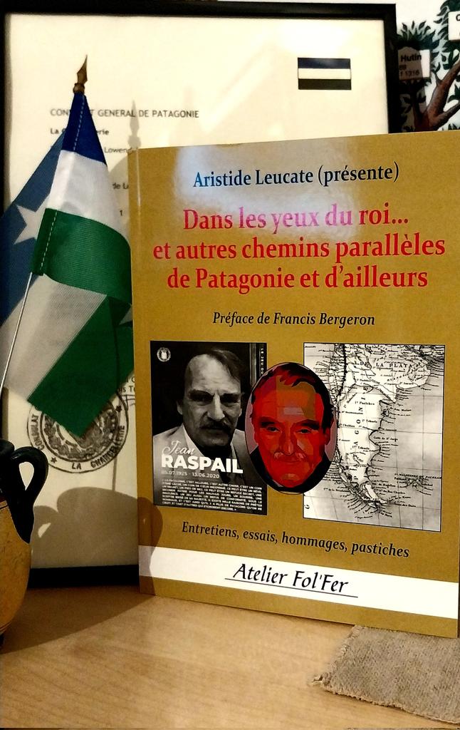 aleucate's tweet image. Le jeu du roi continue...
Grande joie de voir enfin paraître ce petit hommage collectif au voyageur de l'au-delà des mers et à son ineffable jeu de l'âme qu 'il a légué à tous les Patagons. Disponible sur francephi.com