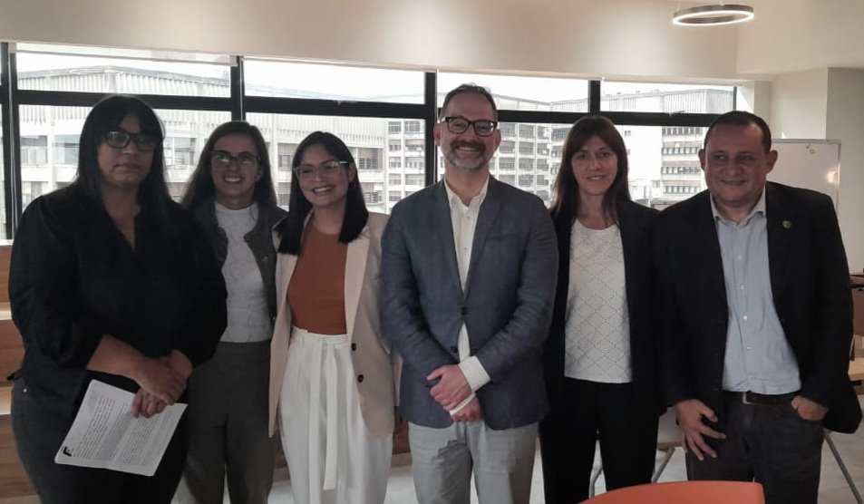 fundalatin's tweet photo. Sostuvimos una reunión con el Relator Especial de la #ONU sobre el Derecho a la Alimentación, Michael Fakhri, a quien le entregamos evidencias del duro impacto del bloqueo económico impuesto por #EEUU contra el país, especialmente en las áreas de alimentación y salud. https://t.co/n6OQ8BJ6aD