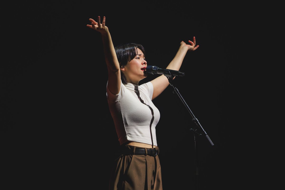 theexiffiles's tweet photo. Editing photos of the absolutely incredible @mitskileaks from last night's show on this fine Saturday morning.
#SaturdayMorning #mitski https://t.co/suNZr4ZycY