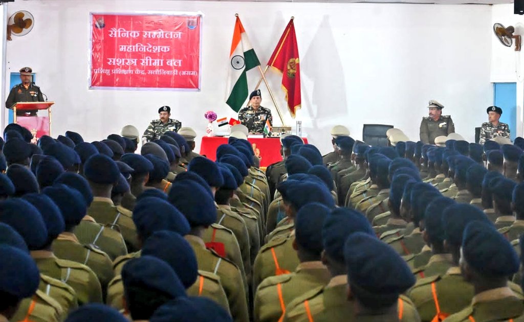 SSB_INDIA's tweet photo. Later in the day #DGSSB addressed a Sainik Sammelan &amp; interacted with Staff &amp; trainees. He also planted a sapling to mark his visit there.

@HMOIndia
@PIBHomeAffairs 
@SSBRTCSALONBARI 
@SSBFTRTEZPUR_ https://t.co/zWfIVgdYJb