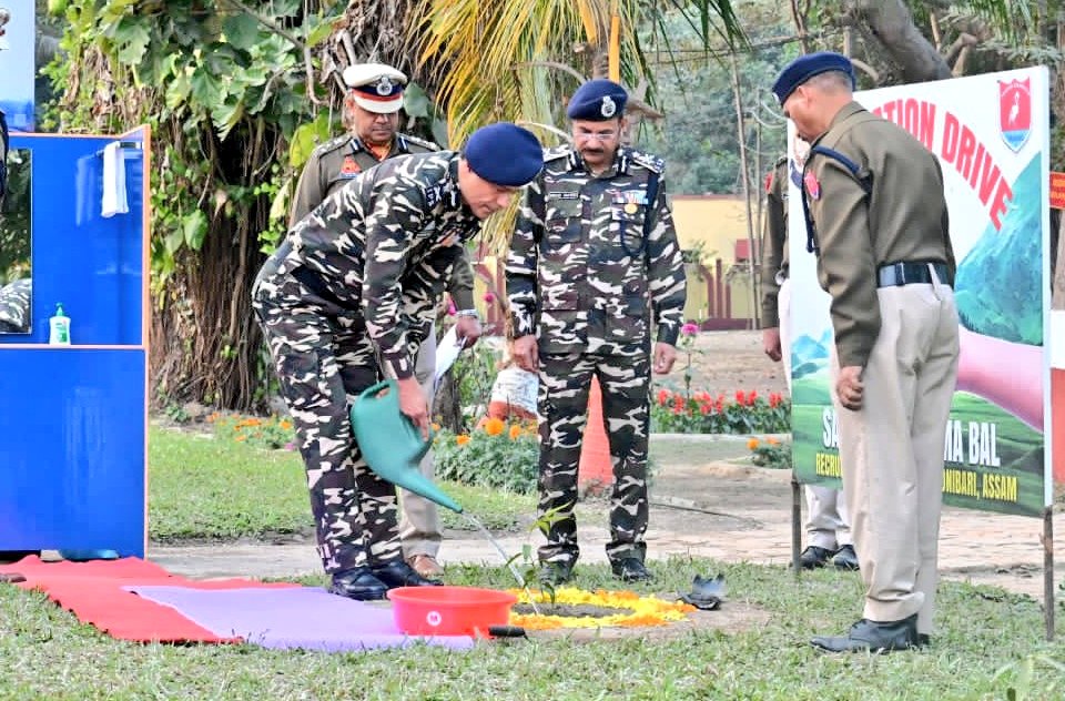SSB_INDIA's tweet photo. Later in the day #DGSSB addressed a Sainik Sammelan &amp; interacted with Staff &amp; trainees. He also planted a sapling to mark his visit there.

@HMOIndia
@PIBHomeAffairs 
@SSBRTCSALONBARI 
@SSBFTRTEZPUR_ https://t.co/zWfIVgdYJb