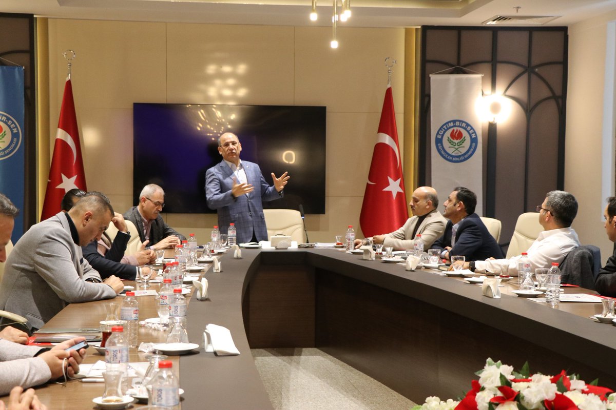 mehmetsezer01's tweet photo. "Emek başarının anahtarıdır. "

Bu şiar ile @EbsAdana01 İlçe Başkanları Toplantısı'nı tatil günü dinlemeden gerçekleştirdik. 

Şube Yönetimimiz ve Şube Kadınlar Komisyonu Başkanımızın da katılımıyla, 2023-2024 eğitim-öğretim döneminin ilk yarı yılını değerlendirip ikinci yarı yılının da planlamasını yaptık.

1 Eylül 2023 - 31 Ocak 2024 tarihleri arasında 1748 yeni üye kaydı gerçekleştirerek
@EgitimBirSen'imizin gücüne güç katmasındaki emekleri ve Adana teşkilatımızın Türkiye genelinde hep zirvede yer almasındaki katkılarından dolayı Başkanlarımıza teşekkür beratlarını verdik.

Katılım sağlayan Şube Yönetimimize ve Bakanlarımıza teşekkür ediyorum.

#GüçlüTeşkilatGüçlüSendika