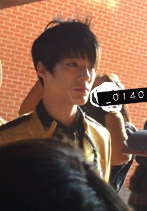 เขาบอกว่าสมัยเรียนเจโน่หล่อมากและเป็นนักแสดงเด็ก พวกเด็กผู้หญิงก็เลยไม่ค่อยกล้าเข้าหา เคยอ่านอีกอันเขาบอกว่าเจโน่ดังมากในหมู่นักเรียนหญิง น่าจะฟิลหล่อ+คนดังคือเวลาเจอมันก็จะเขินๆหน่อยอ่ะโอยยยพี่โชนสุดๆ แถมเขาบอกว่าไม่เคยเห็นเจโน่ใช้คำหยาบเลยสักครั้ง