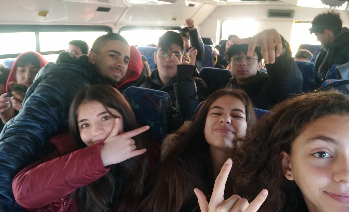 Sabah 6,mışıl mışıl uyurken yatağının önüne diz çöktüm Hayal'im.Bir ses "gönderme" diyordu sürekli..Keşke o sesi dinleseydim. Keşke ilk defa sana, başarılarına saygı duymayıp gitme diye diretseydim.Ah dilim lal oldu, kendi ellerimle bindirdim seni o otobüse!#isiasortakdavamız