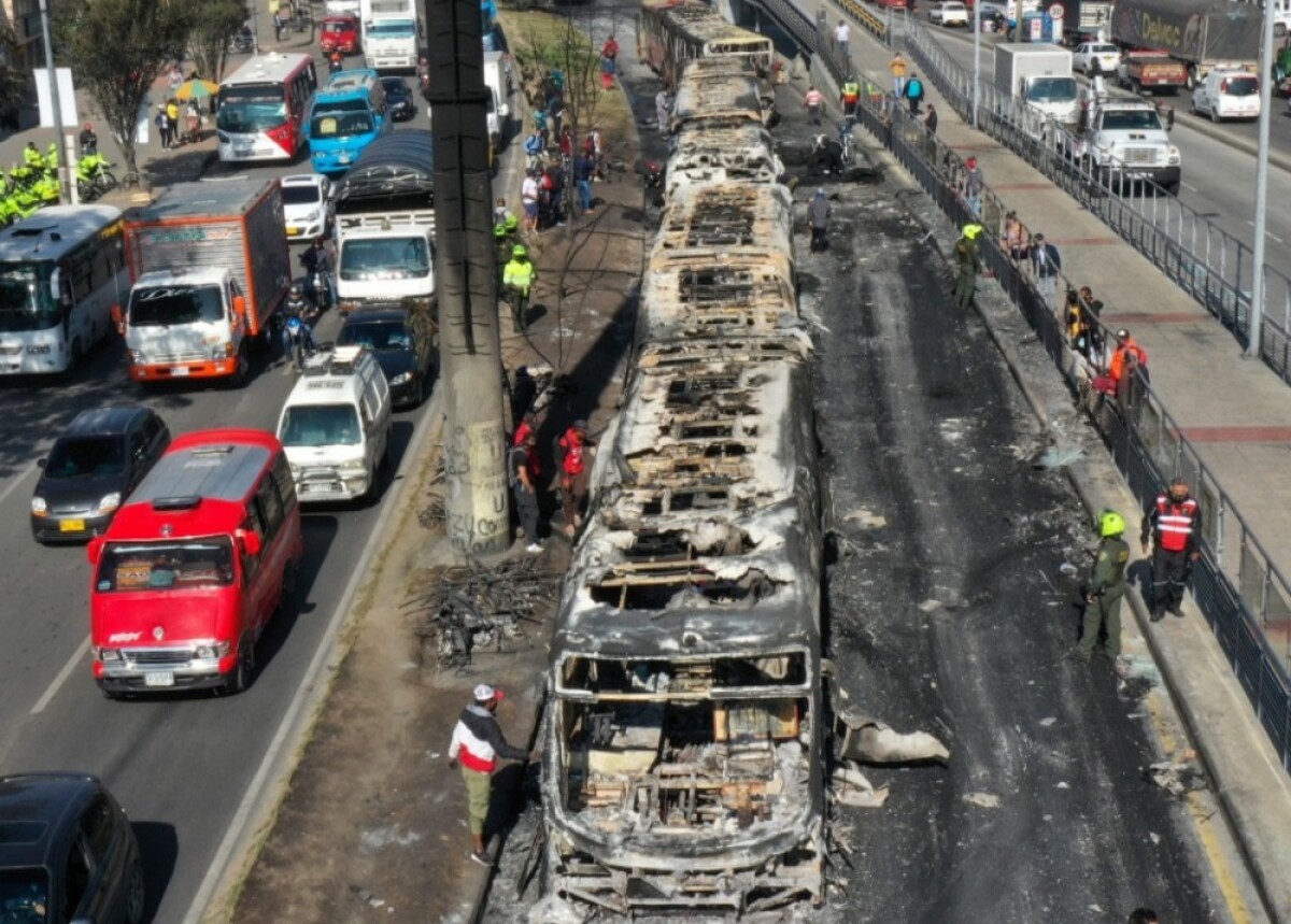 A Iván Duque le hicieron una toma criminal de 3 meses quemando medio país, desabasteciendo ciudades enteras, asesinando policías, civiles, bebés, fueron al exterior a pedir sanciones contra Colombia, lo llamaron genocida, paraco, cerdo, narcotráficante, le hicieron atentados…