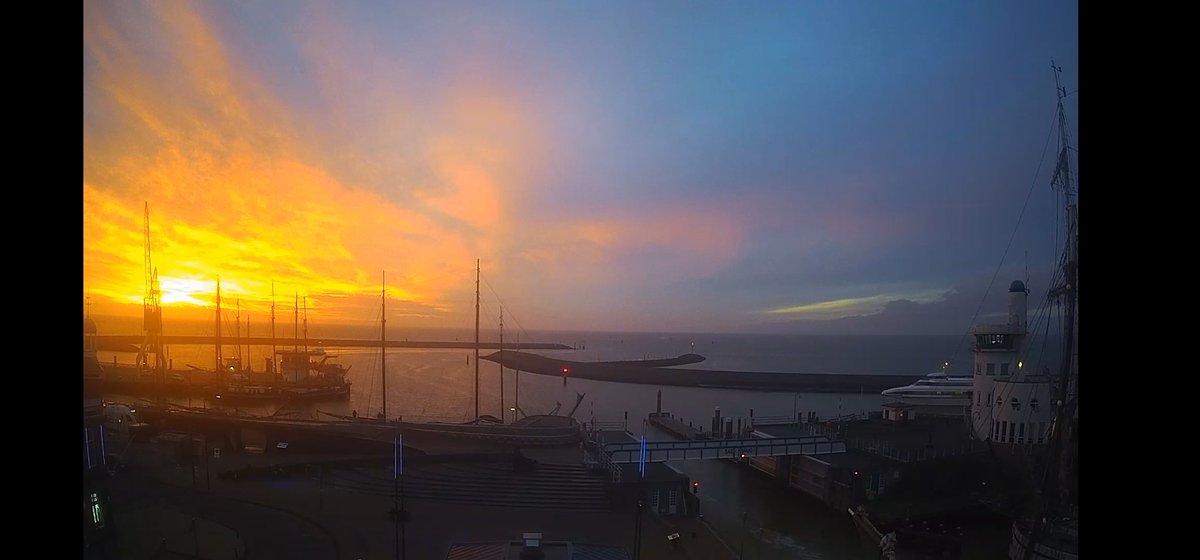 HaroldNL's tweet photo. @WebcamHarlingen Zojuist op jullie webcam. #sunset #Harlingen https://t.co/MbkrYLzw8X