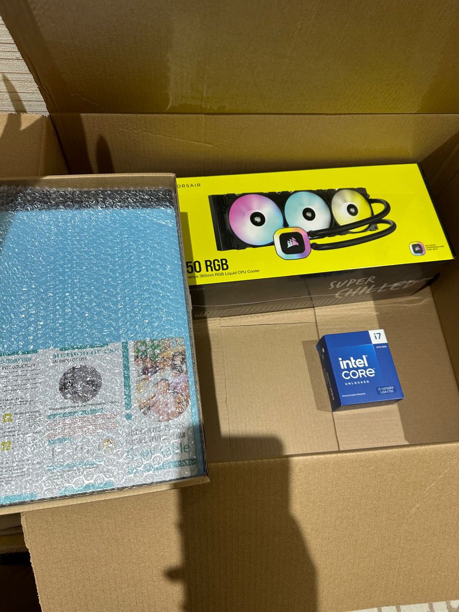 Hamado_BK201's tweet photo. @amazon @AmazonAE @awscloud @amzpymntservs @AmazonHelp عندي شكوى على أمازون بخصوص إني طلبت منتج الي هو عبارة عن Zotac Graphics card 4090 طلبت المنتج مثل ما مبين التاريخ في الصورة وعنده وصول المنتج تبين انه منتج آخر تماما بالصور  عبارة لوحة او ورقة بيضاء بقيمة 5400 درهم https://t.co/NhcEP5XGVe