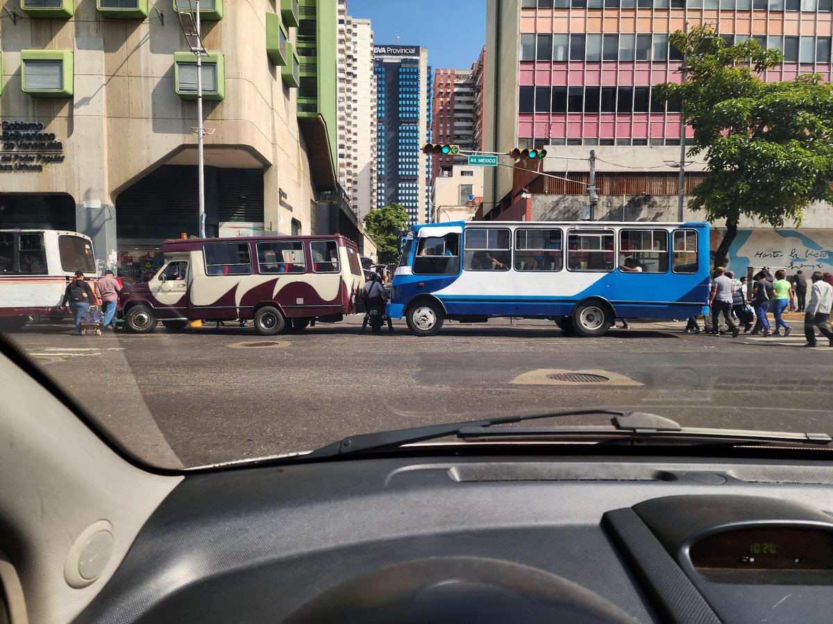 beafaundes's tweet photo. Autobuses atravesados en la av. México. Claramente no les importa obstaculizar el paso, menos mal hoy es sábado y no hay tanta cola. Pero lo hacen en dia de semana y las colas. Donde están los fiscales de transito para poner orden a estos abusadores??? https://t.co/erEUFJbgIz