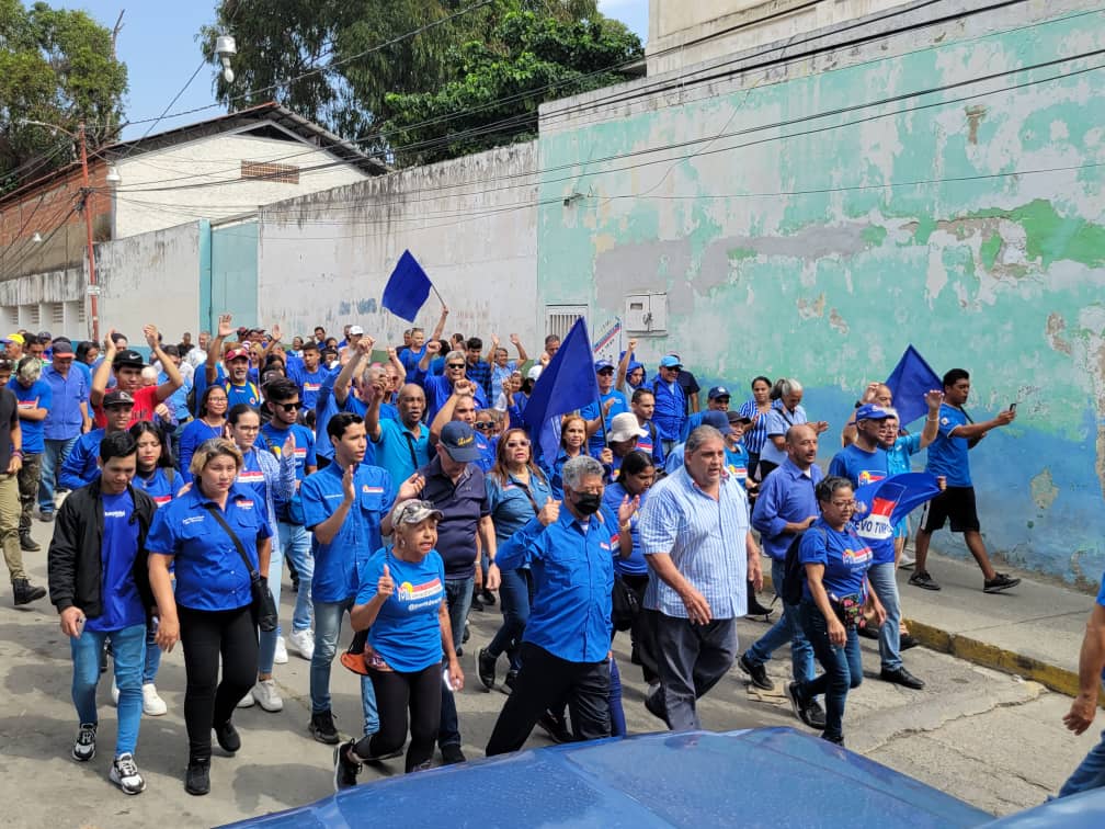 UNT_Caracas's tweet photo. Estamos del lado de la gente, apostando siempre a un mejor futuro, con la esperanza que el cambio se puede lograr si todos trabajamos juntos, aquí hay una gran casa azul dispuesta a mantenerse firme para luchar por la democracia de Venezuela.
#UNTEsEsperanzaYUnidad 
#03febrero https://t.co/nKeM5j61kK