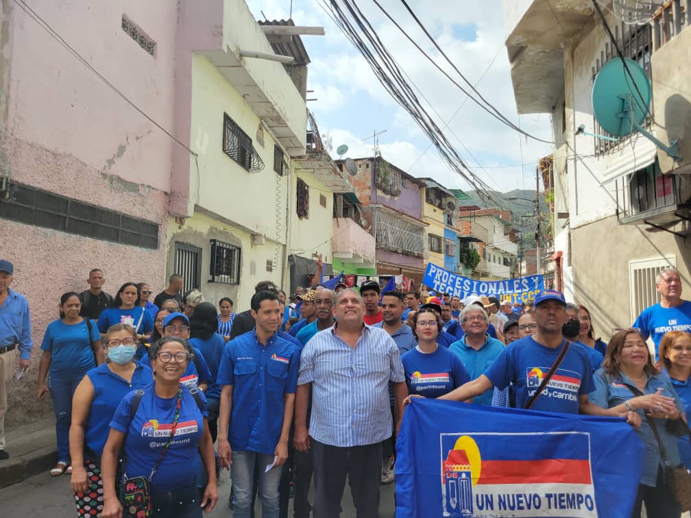 UNT_Caracas's tweet photo. Estamos del lado de la gente, apostando siempre a un mejor futuro, con la esperanza que el cambio se puede lograr si todos trabajamos juntos, aquí hay una gran casa azul dispuesta a mantenerse firme para luchar por la democracia de Venezuela.
#UNTEsEsperanzaYUnidad 
#03febrero https://t.co/nKeM5j61kK