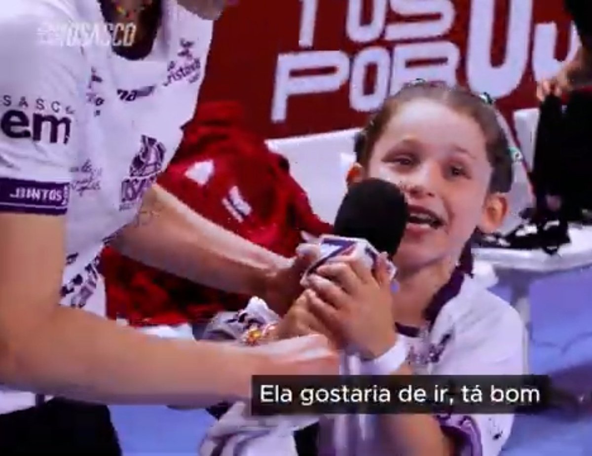 QGdoVolei's tweet photo. Essa criança só tinha um microfone e um sonho: representar os  vôlei fãs. https://t.co/seRz64phBf