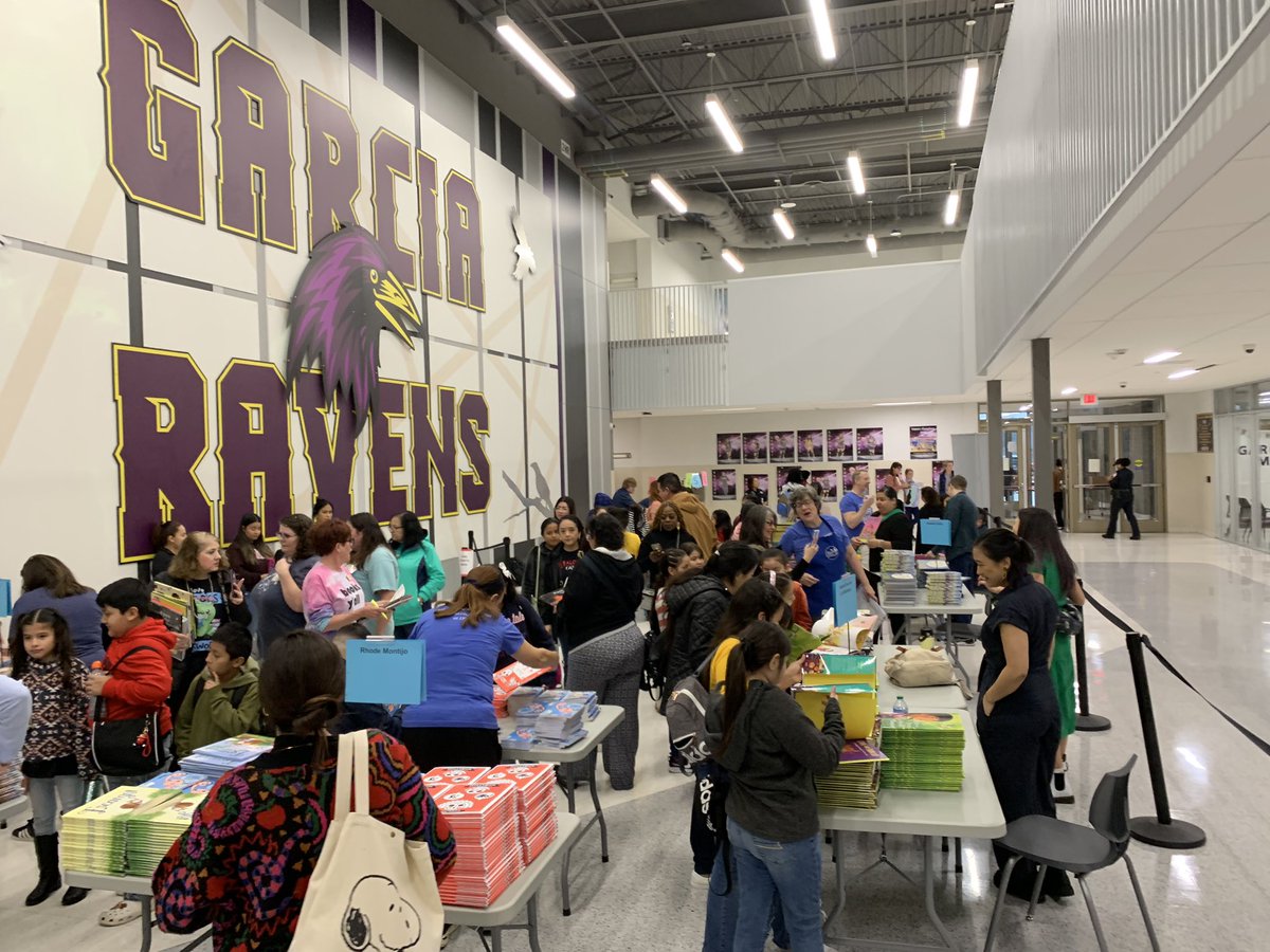 Great turnout this morning at the #Bookworm festival. I love the collaboration between @BlueWillowBooks and @AldineISD to bring an all #bilingual event to our families. Thank you @GarciaMS_AISD for the accommodations! #MiAldine #LiteracyMatters @DrFavy @drgoffney 🤓📚