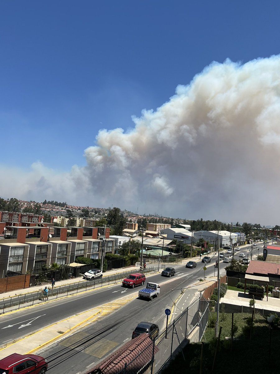 fcoh's tweet photo. Horrible este incendio #if #QUILPUÉ #lospinos #colinasdeoro @sitiodelsuceso @TVNValparaiso @reddeemergencia #aerotanker pte. https://t.co/OmtTGM70zZ
