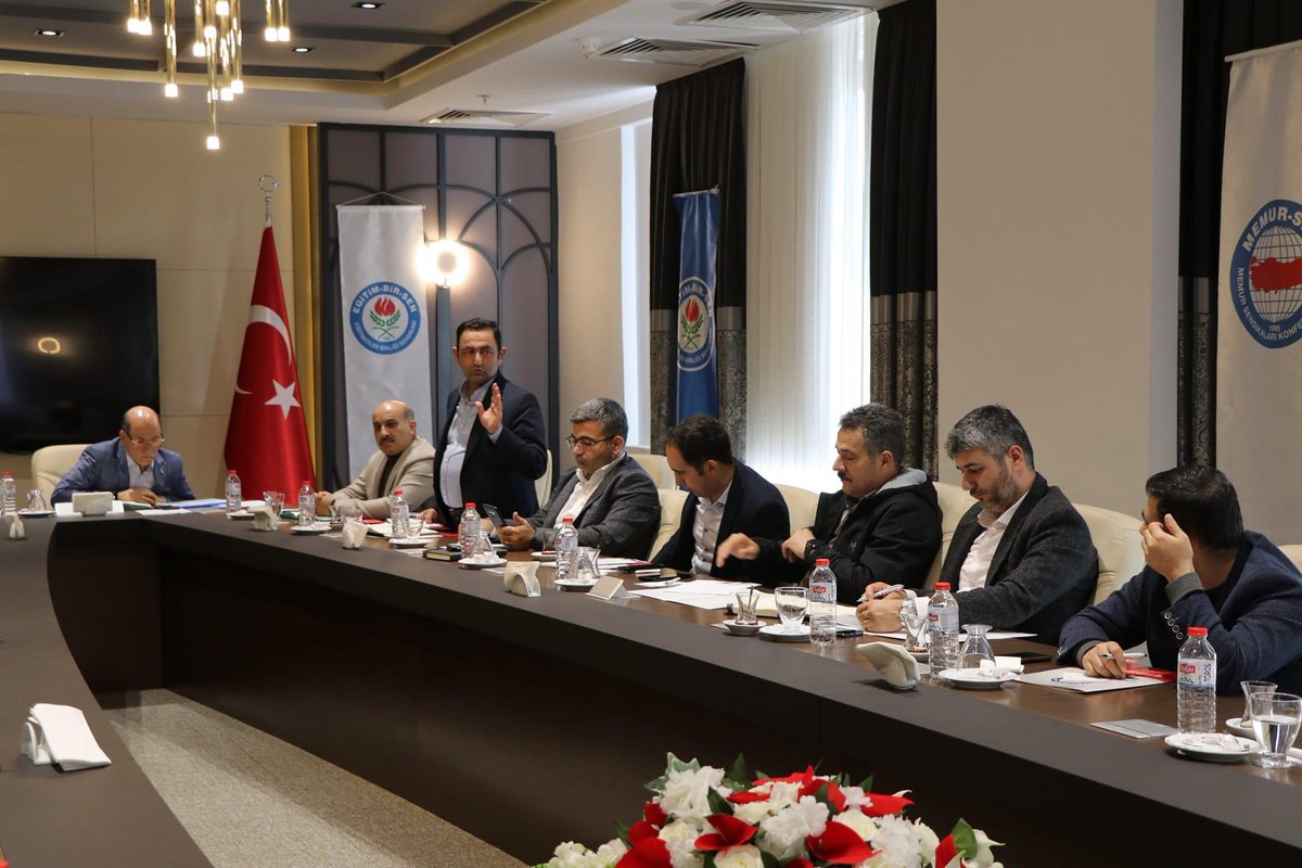 EbsAdana01's tweet photo. "Emek başarının anahtarıdır. "
Bu şiar ile EBS Adana İlçe Başkanları Toplantısı'nı tatil günü dinlemeden gerçekleştirdik. 
Şube Yönetimimiz ve Şube Kadınlar Komisyonu Başkanımızın da katılımıyla👇 https://t.co/tNDDonLjIG