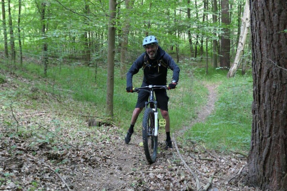 Ludovic Coquin, amateur de cyclisme à #Rouen, est atteint de myopathie. Il cherche à acquérir un VTT à assistance électrique pour pouvoir rouler en toute quiétude. Des amis cyclistes se mobilisent pour l'aider.